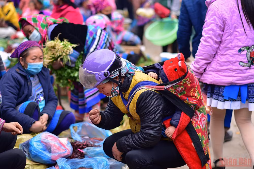 Độc đáo cảnh mẹ địu con đi chợ phiên Bắc Hà ngày giáp Tết -0