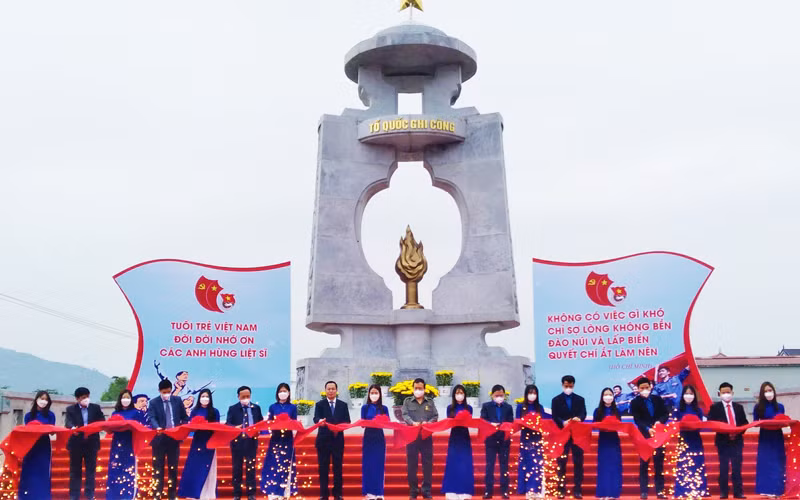 Các đại biểu cắt băng khánh thành khu tưởng niệm TNXP C 283 tại Quảng Bình.