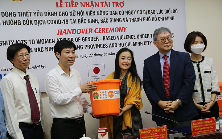 Trao các bộ đồ dùng thiết yếu cho phụ nữ/trẻ em gái ở ba địa phương bị dịch Covid-19 ảnh hưởng nặng nề (Ảnh: UNFPA).