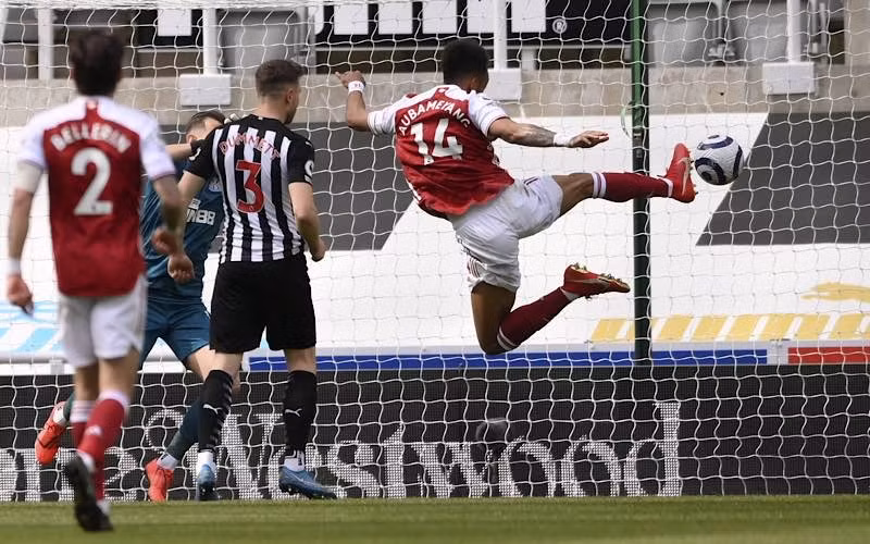 Pha ghi bàn cho Arsenal của Aubameyang (áo đỏ-trắng, số 14).