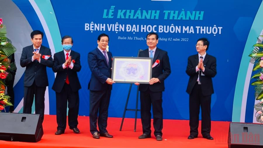 Đại diện lãnh đạo Bộ Y tế trao Quyết định của Bộ trưởng Y tế về việc thành lập và đưa Bệnh viện Đại học Y dược Buôn Ma Thuột đi vào hoạt động.