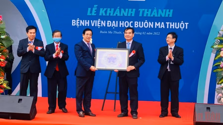 Đại diện lãnh đạo Bộ Y tế trao Quyết định của Bộ trưởng Y tế về việc thành lập và đưa Bệnh viện Đại học Y dược Buôn Ma Thuột đi vào hoạt động.