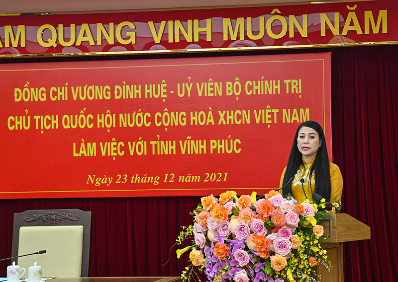 Bí thư Tỉnh ủy Vĩnh Phúc Hoàng Thị Thuý Lan phát biểu báo cáo tại buổi làm việc. Chủ tịch Quốc hội Vương Đình Huệ làm việc với tỉnh Vĩnh Phúc -0