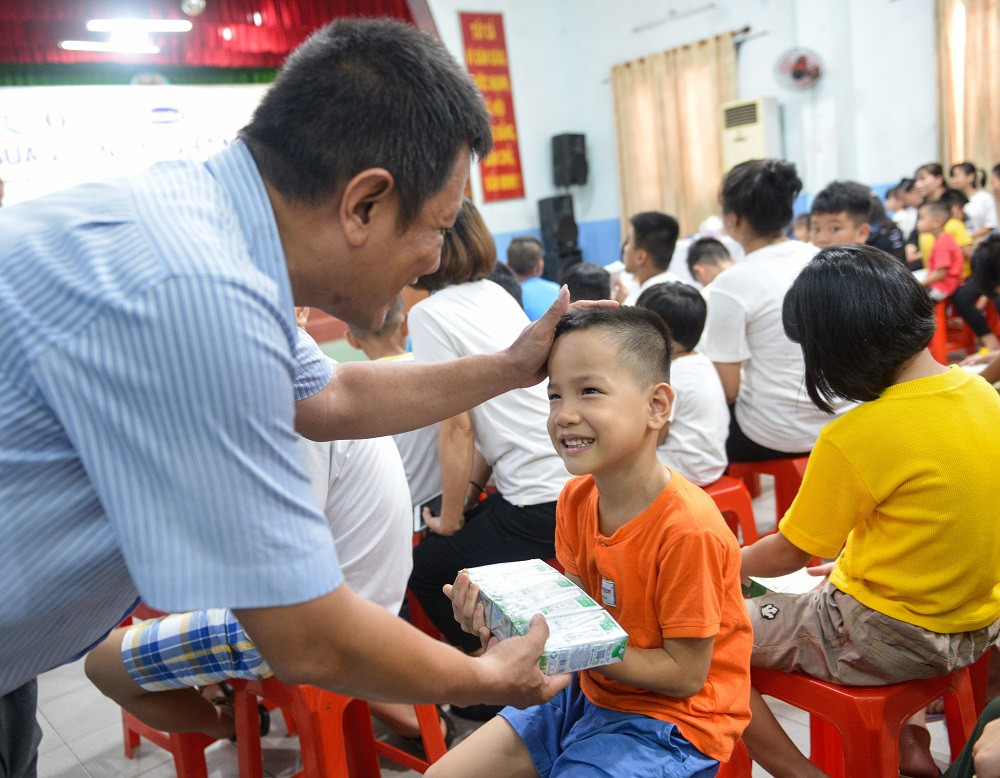 Các em nhỏ Làng Thiếu niên Thủ Đức hân hoan nhận sữa từ các đại biểu trong chương trình. Quỹ sữa vươn cao Việt Nam tiếp tục hành trình kết nối yêu thương tại TP Hồ Chí Minh -0