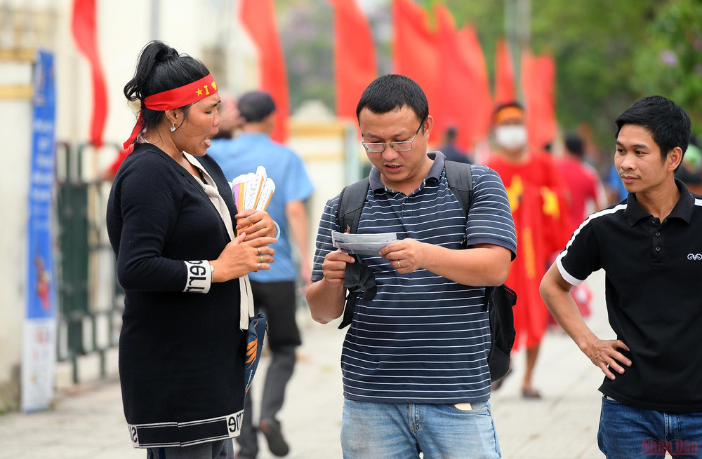 Một phe vé chào mời phóng viên mua cặp vé khán đài D với giá 500.000 đồng. Vé “chợ đen” hạ nhiệt, cổ động viên tiếp tục nhuộm đỏ chảo lửa Việt Trì -0