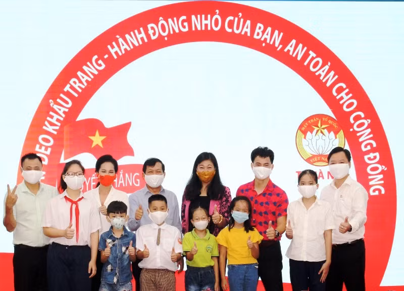 Các đại biểu hưởng ứng chương trình "Nhân dân Thủ đô đeo khẩu trang, phòng, chống dịch bệnh”. 