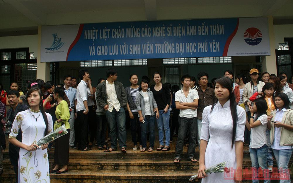 Sinh viên chờ đón các nghệ sĩ đến giao lưu tại LHP Việt Nam lần thứ 17 diễn ra ở Phú Yên.