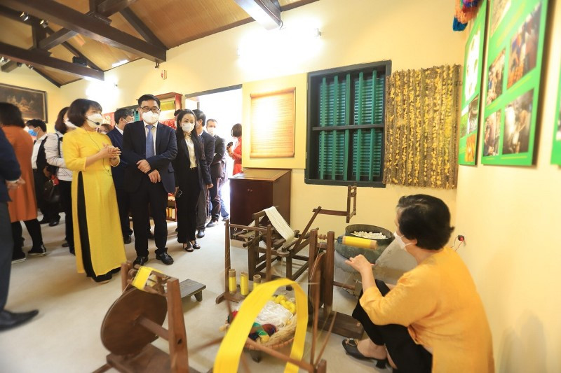 Các đại biểu tham quan trưng bày. Khai mạc trưng bày “Không gian dệt lụa” -0