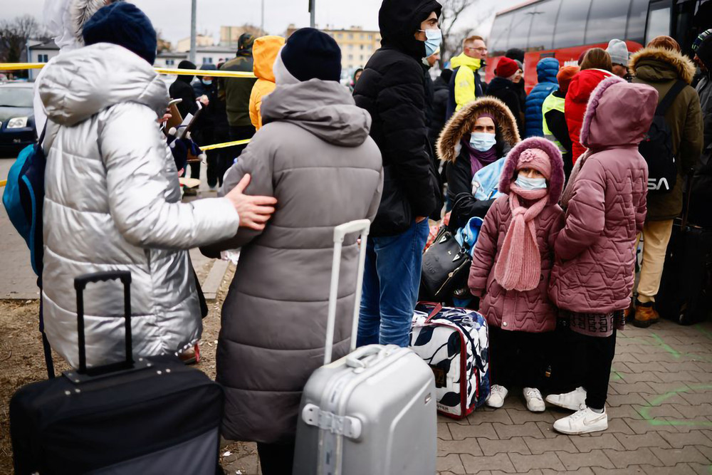 Người di tản đứng trong khu trại dựng tạm ở Przemysl, Ba Lan. (Ảnh: Reuters) Tình hình Ukraine trong ngày thứ năm Nga triển khai chiến dịch quân sự -0