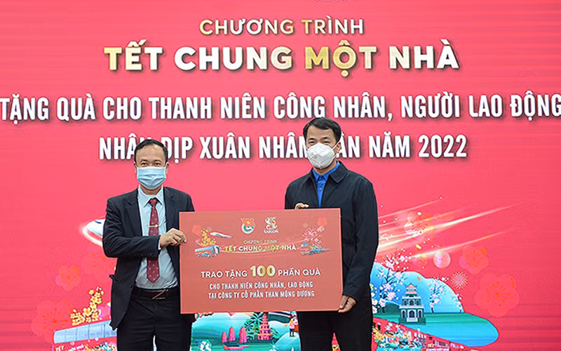 Bí thư Trung ương Đoàn Thanh niên Cộng sản Hồ Chí Minh Ngô Văn Cương trao biển tượng trưng 100 phần quà tặng thanh niên công nhân trong khuôn khổ chương trình tại tỉnh Quảng Ninh.