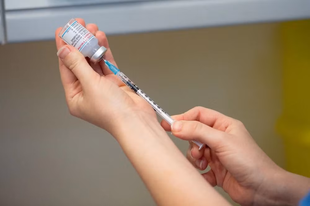 Tiêm vaccine ngừa Covid-19 tại một bệnh viện ở Anh. (Ảnh: Reuters).