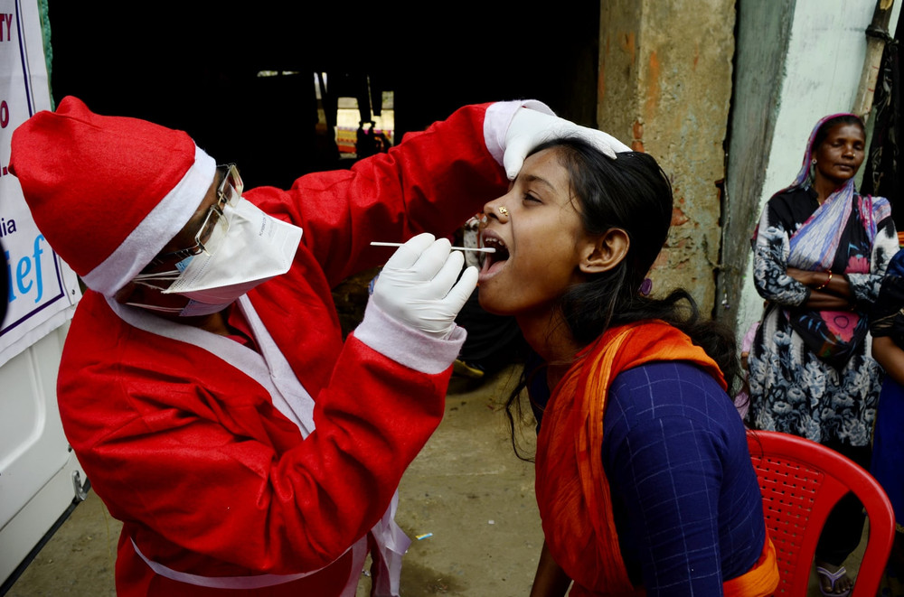 Nhân viên y tế làm xét nghiệm Covid-19 cho người dân tại Nativity, Ấn Độ. (Ảnh: ndranil Aditya/NurPhoto/REX/Shutterstock) Noel -0