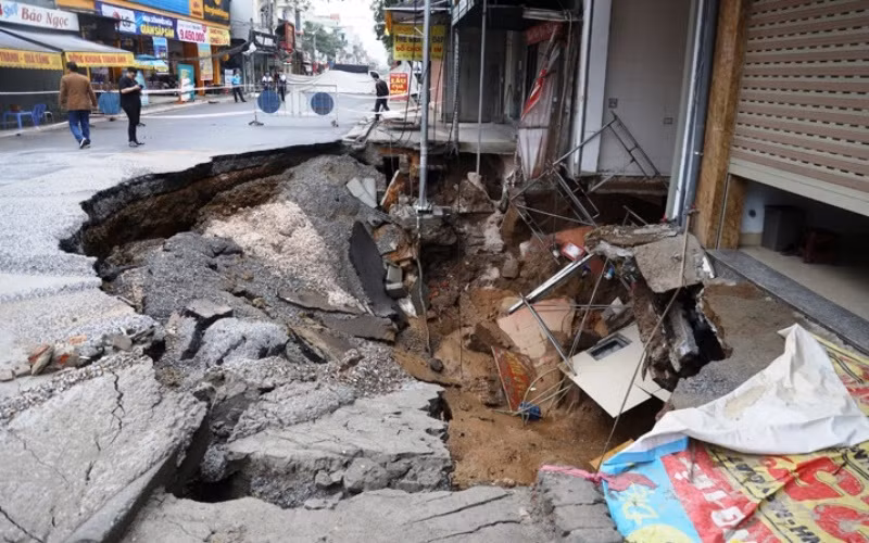 Hiện trường hố sụt. (Ảnh: Lê Phú)