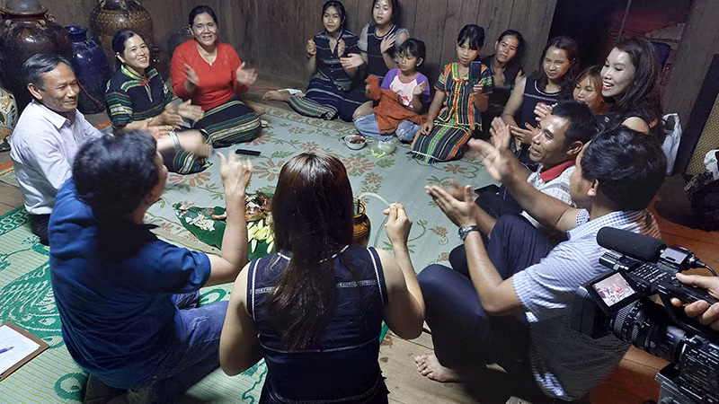 Tác giả Đặng Trọng Hộ - áo trắng - trong một chuyến điền dã tại vùng đồng bào Cơ Ho.