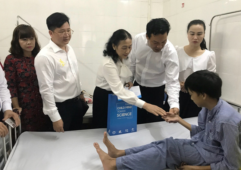 Bà Nguyễn Thị Luận - Chủ tịch Liên Chi hội Bảo vệ Quyền trẻ em tỉnh Quảng Ninh thăm em Đỗ Đức Hòa mắc bệnh hiểm nghèo Sẻ chia để lan tỏa yêu thương -0