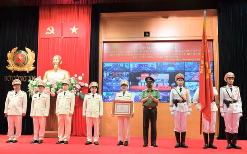 Thừa ủy quyền của lãnh đạo Đảng, Nhà nước, Bộ trưởng Công an Tô Lâm trao Huân chương Quân công hạng Nhì tặng Cục Cảnh sát PCCC & CNCH.