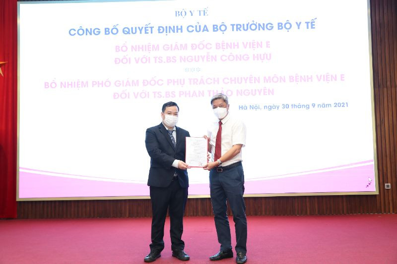 Thứ trưởng Nguyễn Trường Sơn trao quyết định bổ nhiệm Phó Giám đốc phụ trách chuyên môn Bệnh viện E đối với TS, BS Phan Thảo Nguyên. Công bố quyết định bổ nhiệm Giám đốc Bệnh viện E -0