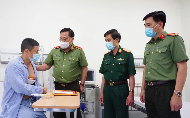 Giám đốc Công an TP Hà Nội thăm, động viên và trao thư khen, giấy khen của UBND TP Hà Nội, Công an TP Hà Nội tặng anh Nguyễn Trần Minh.