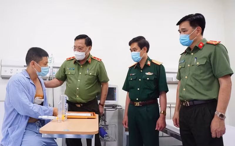 Giám đốc Công an TP Hà Nội thăm, động viên và trao thư khen, giấy khen của UBND TP Hà Nội, Công an TP Hà Nội tặng anh Nguyễn Trần Minh.