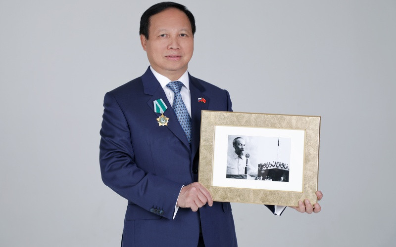 Đại sứ Việt Nam tại LB Nga Ngô Đức Mạnh chụp ảnh trong dự án. Cô gái Nga chụp ảnh về Bác Hồ -0