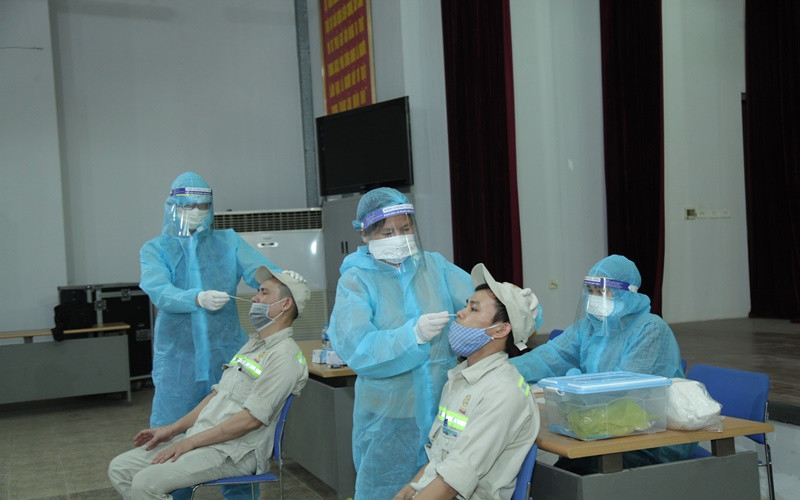 Lấy mẫu xét nghiệm SARS-CoV-2 cho người lao động của Công ty cổ phần Prime tại tỉnh Vĩnh Phúc.