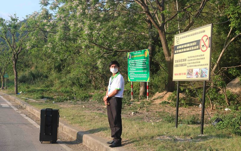 Anh Lê Khả Thiên trực tại khu vực miếu Đôi. Tình nguyện viên tuyên truyền bảo vệ khỉ Sơn Trà -0