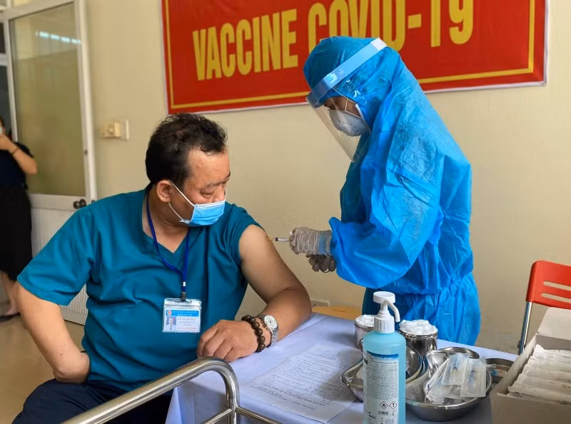 BS Lê Thành Phúc, Giám đốc Bệnh viện Phổi Đà Nẵng được tiêm vaccine Covid-19. 