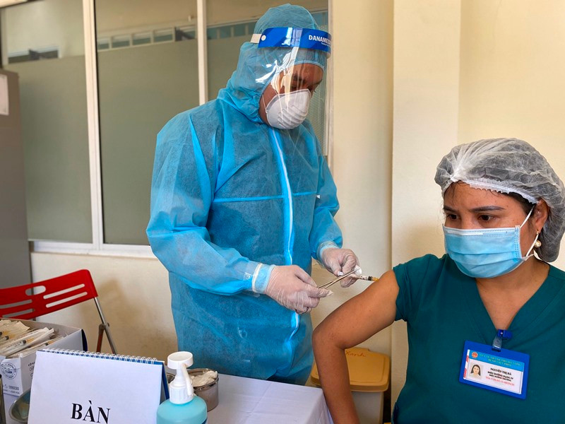 100 liều vaccine Covid-19 được tiêm cho các y, bác sĩ, nhân viên y tế Bệnh viện Phổi Đà Nẵng. Đà Nẵng tiêm vaccine Covid-19 cho nhân viên y tế Bệnh viện Phổi -0