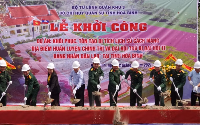Lãnh đạo UBND tỉnh và Bộ CHQS tỉnh Hòa Bình khởi công dự án.