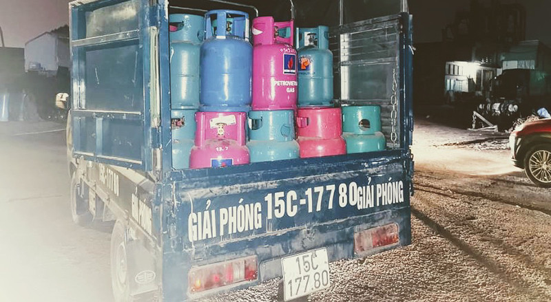 Chiếc xe tải chở 50 bình LPG tại hiện trường. Sang chiết gas trái phép trong cảng Lê Quốc -0