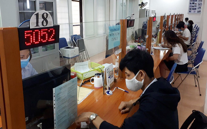 Lao động tìm hiểu thông tin tại Trung tâm Dịch vụ việc làm Hà Nội (Ảnh minh họa: NGUYỆT HÀ).