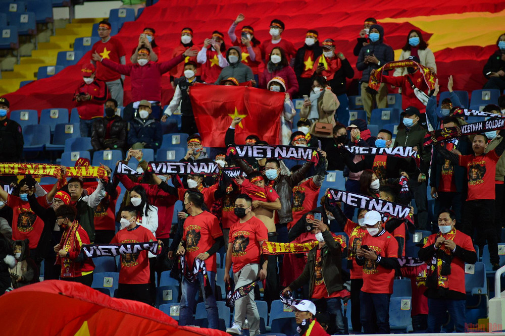 Không khí trên sân Mỹ Đình khi đội tuyển Việt Nam đang dẫn trước 2-0. (Ảnh: TRẦN HẢI) (Hết hiệp 1) Việt Nam 2-0 Trung Quốc: Tiến Linh nhân đôi cách biệt -0