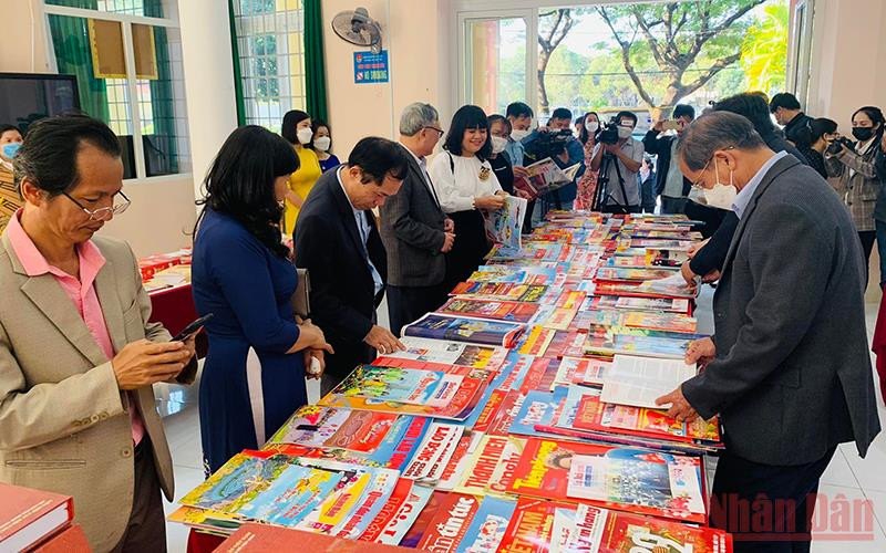 Các đại biểu tham quan gian trưng bày báo Xuân Nhâm Dần 2022. Đắk Lắk khai mạc Hội Báo Xuân Nhâm Dần 2022 -0