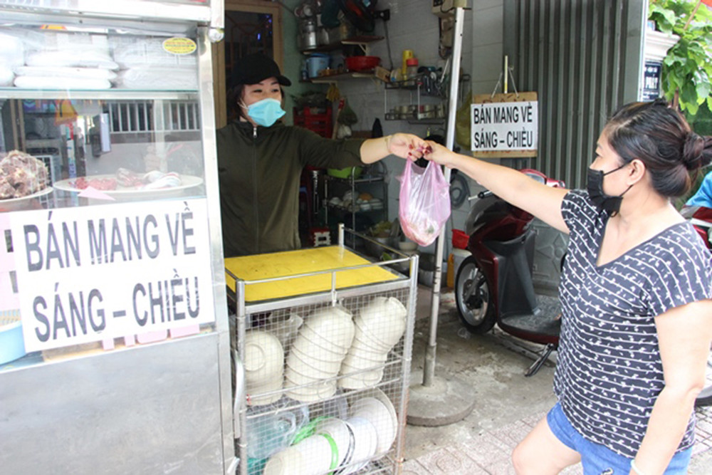 Bán hàng mang về đang được nhiều hàng quán áp dụng để bảo vệ sức khoẻ người dân. Người dân TP Hồ Chí Minh trong thời gian giãn cách do dịch Covid-19 -0