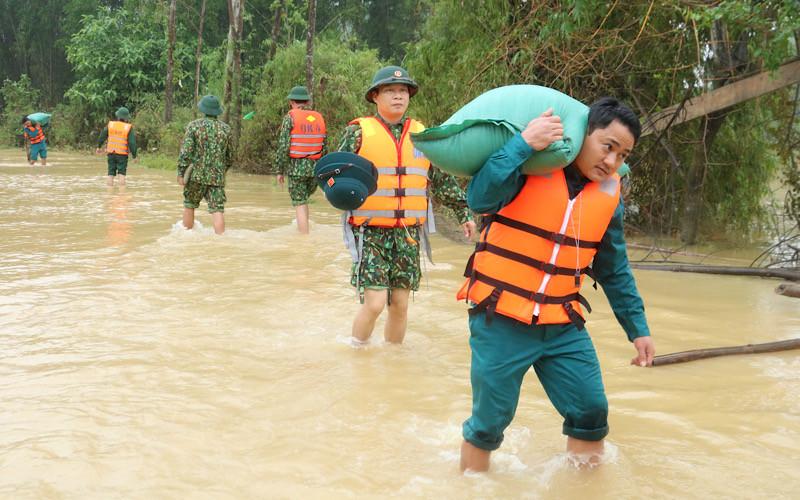 Cán bộ Quân khu 4 tiếp tế gạo, mì tôm cho người dân vùng lũ Thanh Chương