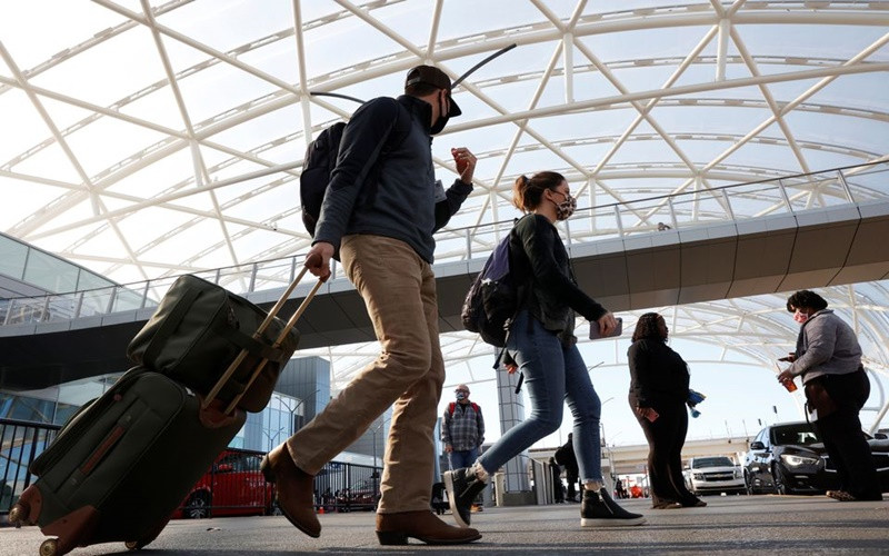 Hành khách bên trong sân bay quốc tế Hartsfield-Jackson Atlanta tại bang Georgia, Mỹ, ngày 23/11/2020. (Ảnh: Reuters)