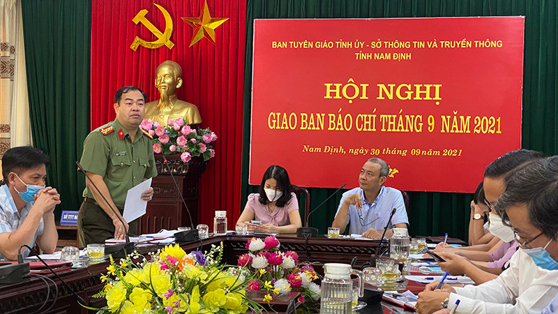 Đại tá Bùi Quyết Toán, Phó Giám đốc Công an tỉnh Nam Định cung cấp thông tin tại hội nghị. Nam Định xử lý nhiều xe “luồng xanh” chở người trái phép từ vùng dịch -0