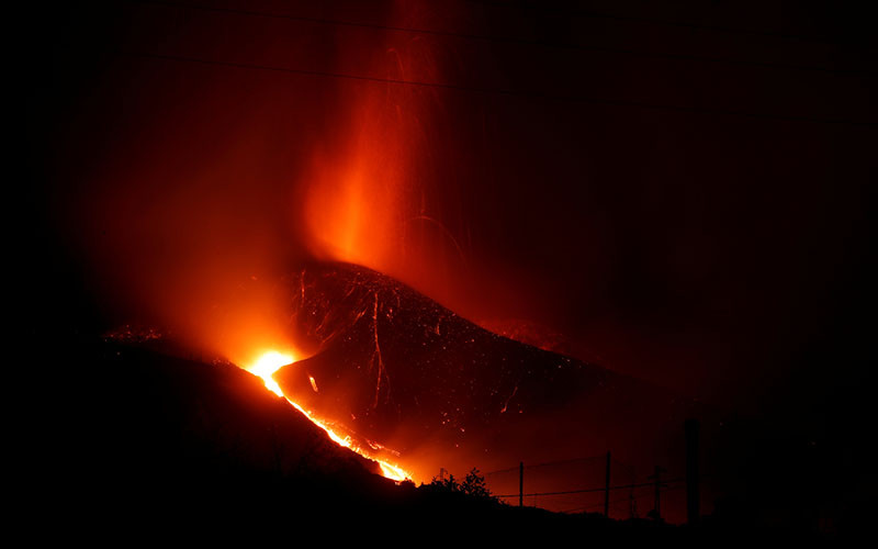 Cumbre Vieja là một trong những núi lửa hoạt động mạnh nhất trên đảo La Palma và lần phun trào cuối cùng của nó là vào năm 1971. Núi lửa đang phun trào tại đảo La Palma, Tây Ban Nha -0