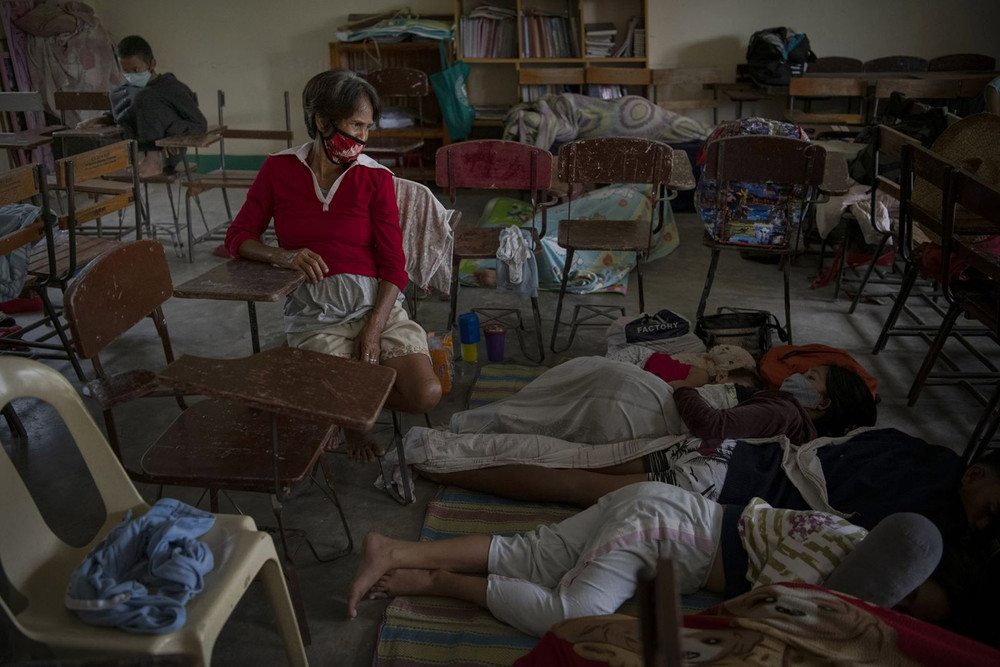 Người dân tạm trú bên trong lớp học khi bão Goni đổ quét qua khu vực Tagkawayan, ngày 1-11. (Ảnh: Getty Images) Goni -0