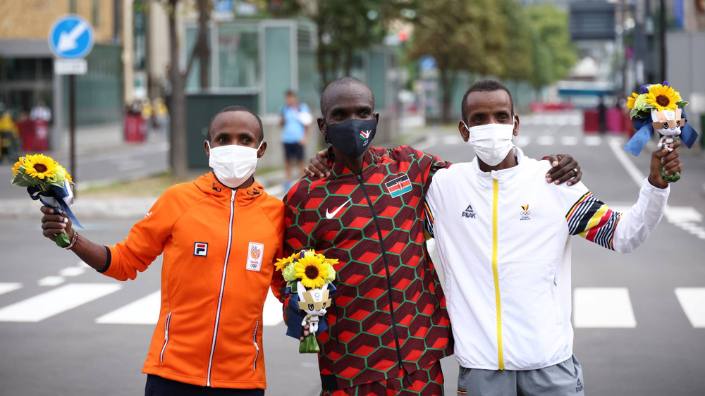 Chủ nhân ba tấm huy chương nội dung thi đấu cuối cùng của môn điền kinh tại Olympic Tokyo 2020. (Ảnh: Reuters) Eliud Kipchoge bảo vệ thành công huy chương vàng marathon Olympic -0