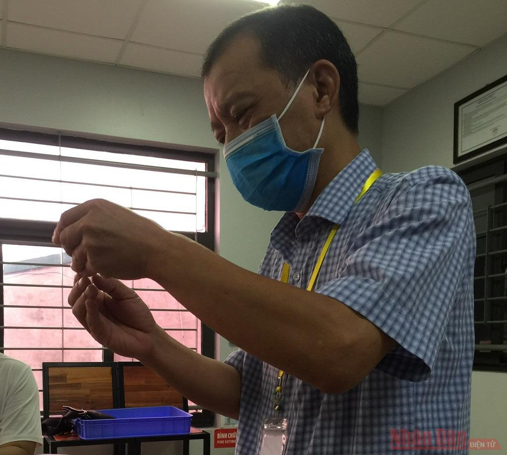 Giám đốc công ty TNHH Medicon Đào Đình Khôi, cũng là nhà khoa học Việt Nam đầu tiên phát triển thành công test nhanh kháng thể và kháng nguyên virus SARS-CoV-2. Test nhanh kháng nguyên SARS-CoV-2 do Việt Nam sản xuất có độ nhạy, độ đặc hiệu cao -0
