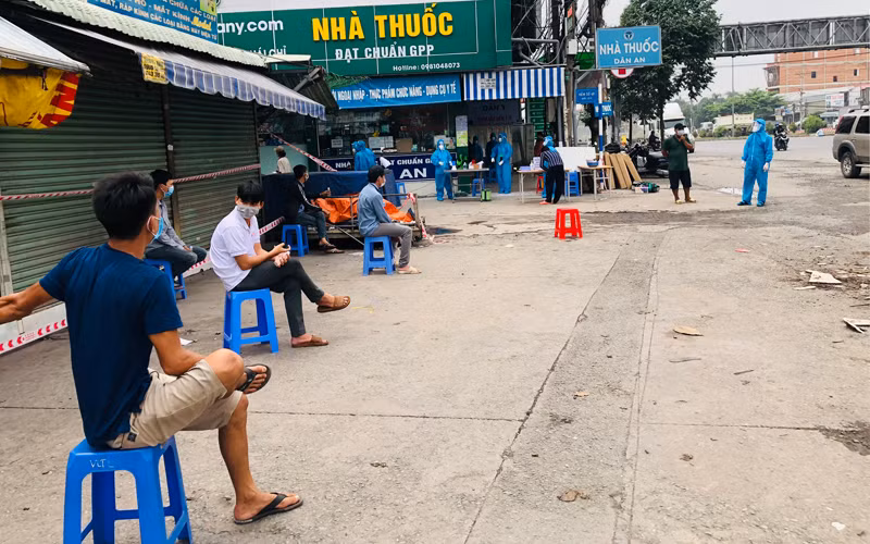 Lấy mẫu xét nghiệp SARS-CoV-2 cho người dân ở TP Biên Hòa, tỉnh Đồng Nai.