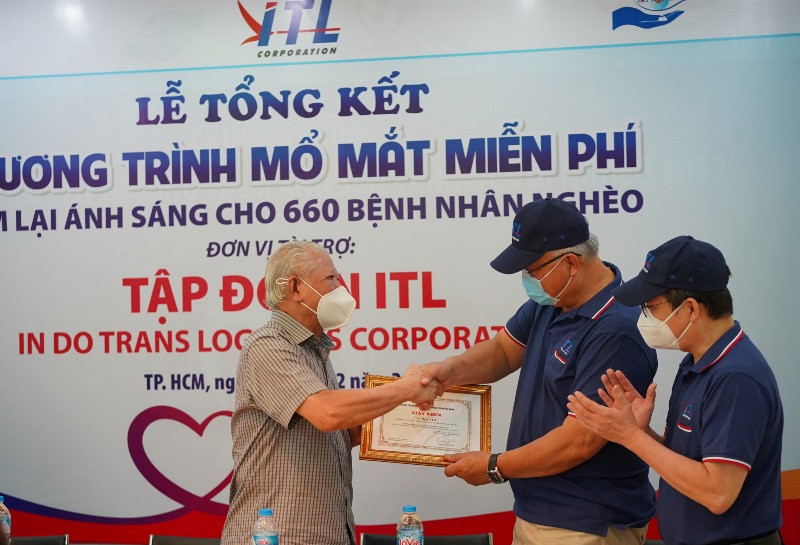 Trao giấy khen cho đơn vị tài trợ. Hơn 600 bệnh nhân nghèo đã được mổ mắt miễn phí -0