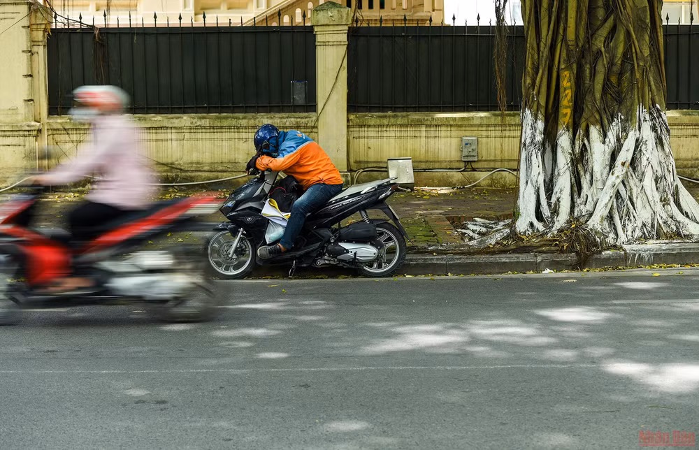 Người dân Hà Nội chống chọi với nắng nóng gay gắt -0