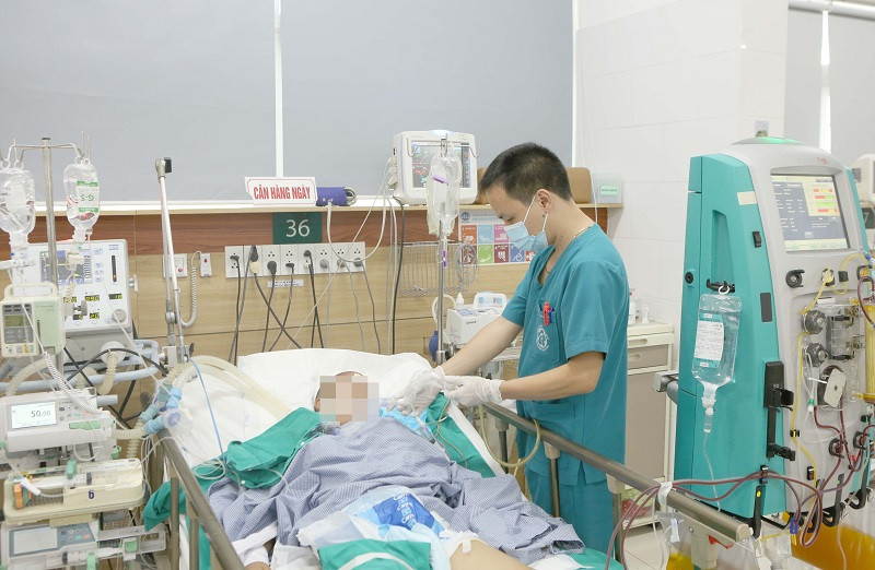 Bệnh nhân đang điều trị tích cực tại Bệnh viện Bạch Mai. 