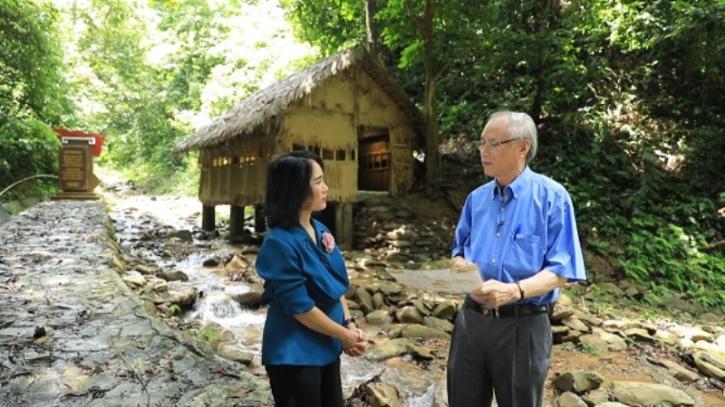 Thông qua phần giao lưu, chia sẻ với các nhân vật khách mời, chương trình mang đến nhiều câu chuyện ý nghĩa, xúc động gắn liền hành trình cứu nước của Bác Hồ. Chương trình giao lưu nghệ thuật “Dáng hình đất nước” -0