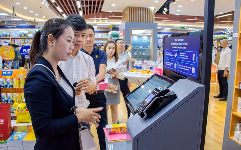 Khách hàng trải nghiệm quầy tự thanh toán tại một nhà sách thông minh. Ảnh: FAHASA