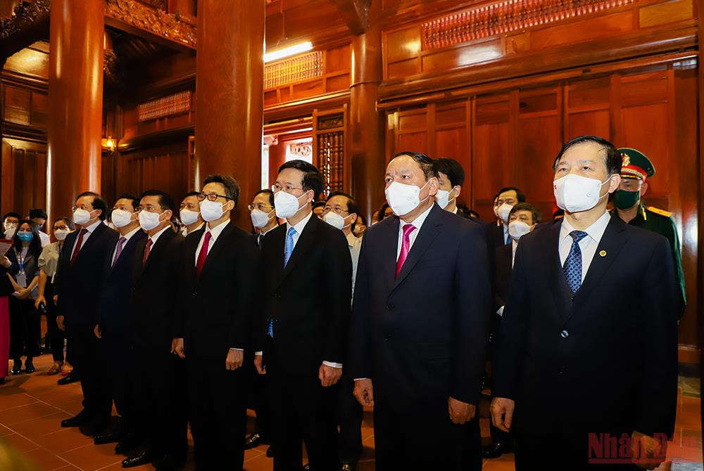 Đồng chí Võ Văn Thưởng cùng đoàn đại biểu dâng hoa, dâng hương tưởng niệm Chủ tịch Hồ Chí Minh. Xây dựng môi trường văn hóa cơ sở và công tác tổ chức cán bộ -0