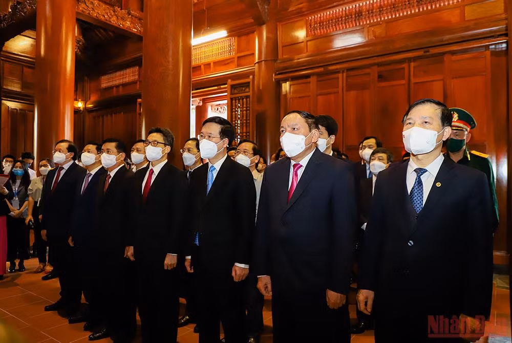 Xây dựng môi trường văn hóa cơ sở và công tác tổ chức cán bộ -0