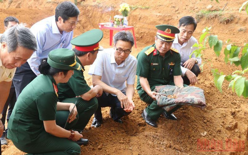 Phó Thủ tướng Vũ Đức Đam thăm hỏi, động viên lực lượng tìm kiếm, quy tập hài cốt liệt sĩ tại khu vực Chiến khu Ba Lòng.